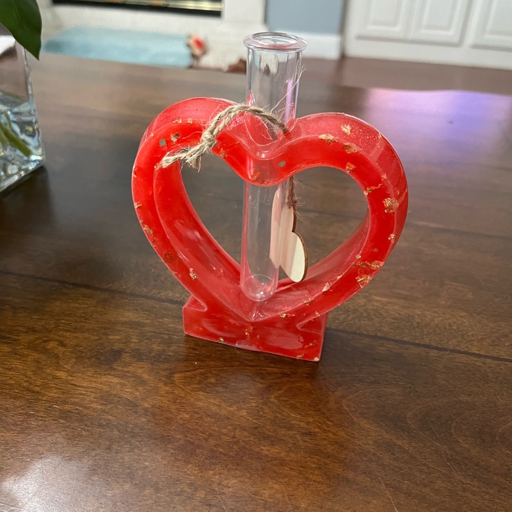 Resin red flower vase. - Picture 2 of 4